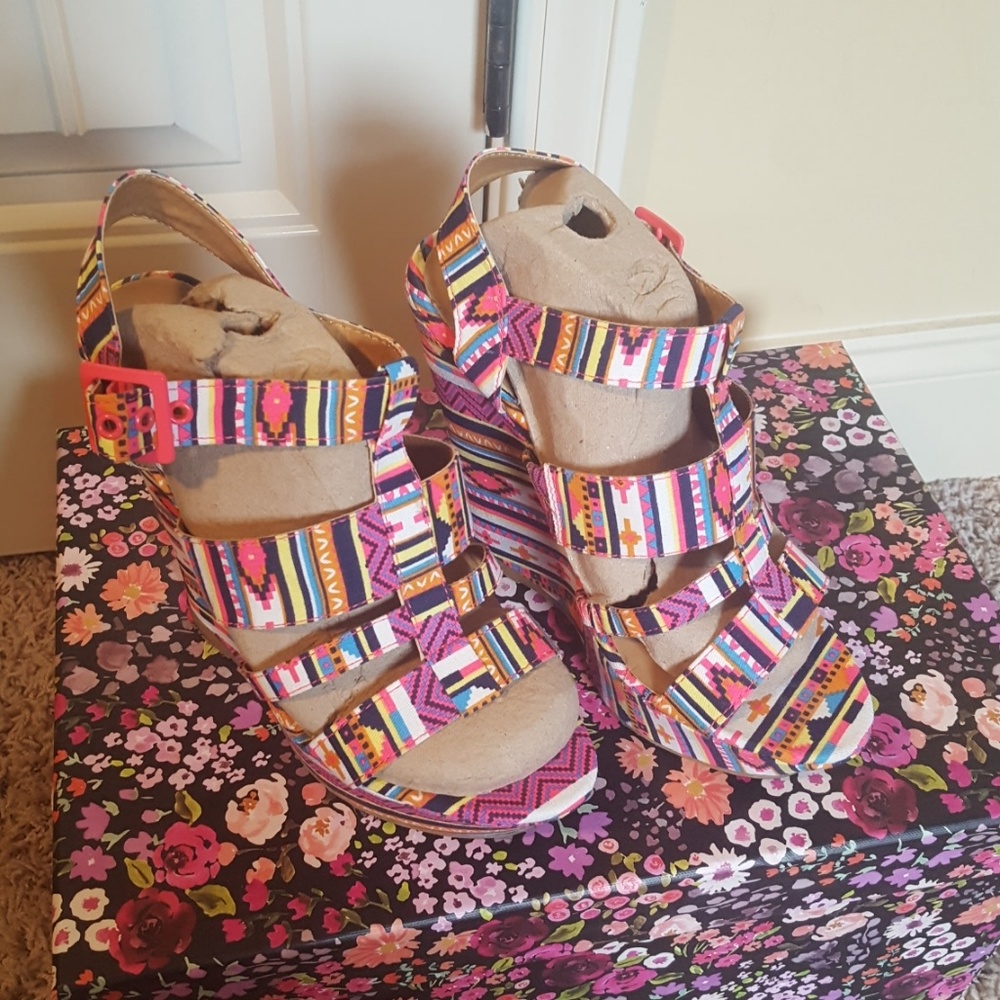 Multicolored wedge sandals